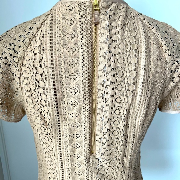 Banana Republic, size 4 lace top, rounded neckline and zip up in back. - Picture 2 of 7